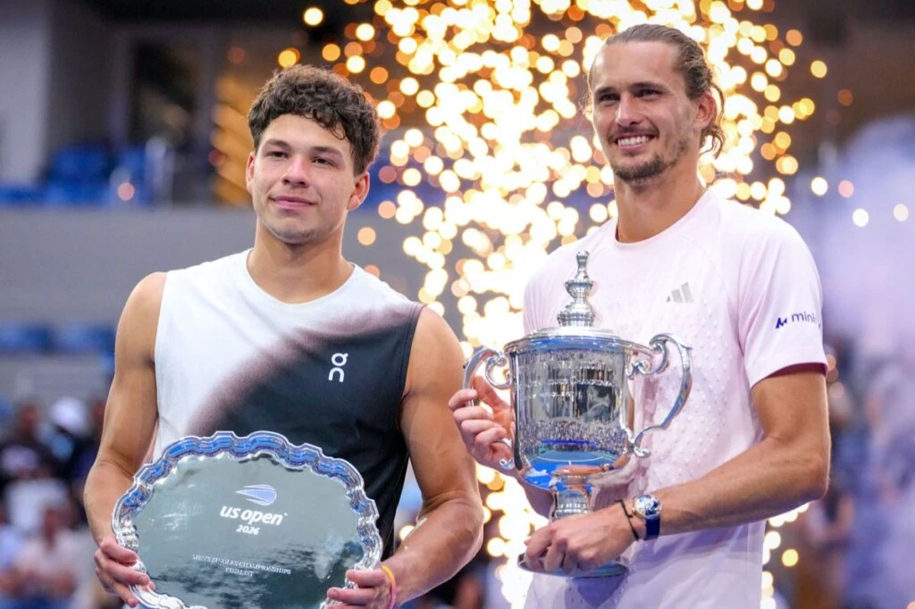 Alexander Zverev con el trofeo que ganó este fin de semana