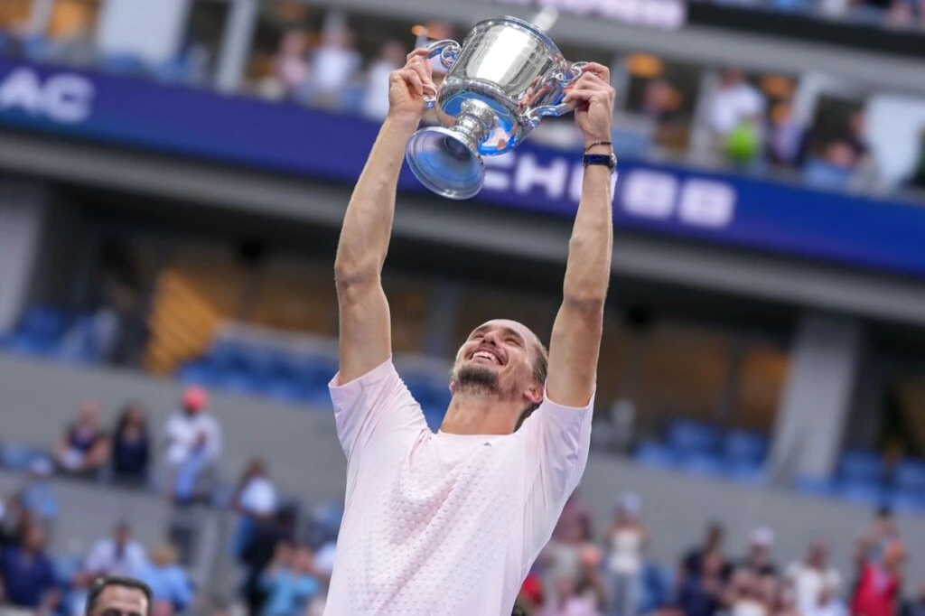 Alexander Zverev con el trofeo que ganó este fin de semana