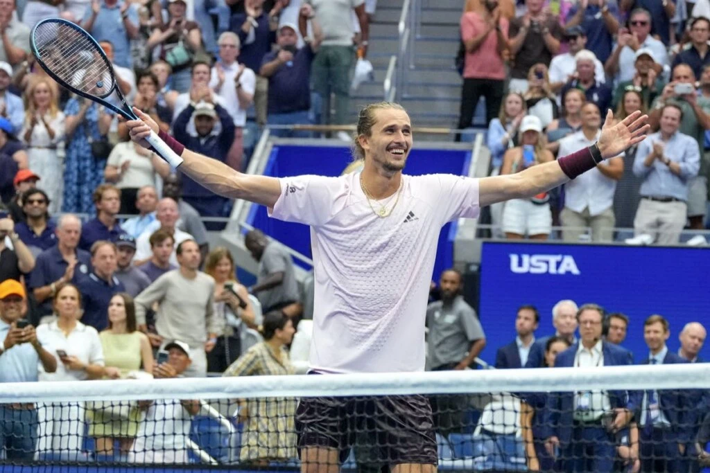 Alexander Zverev con el trofeo que ganó este fin de semana