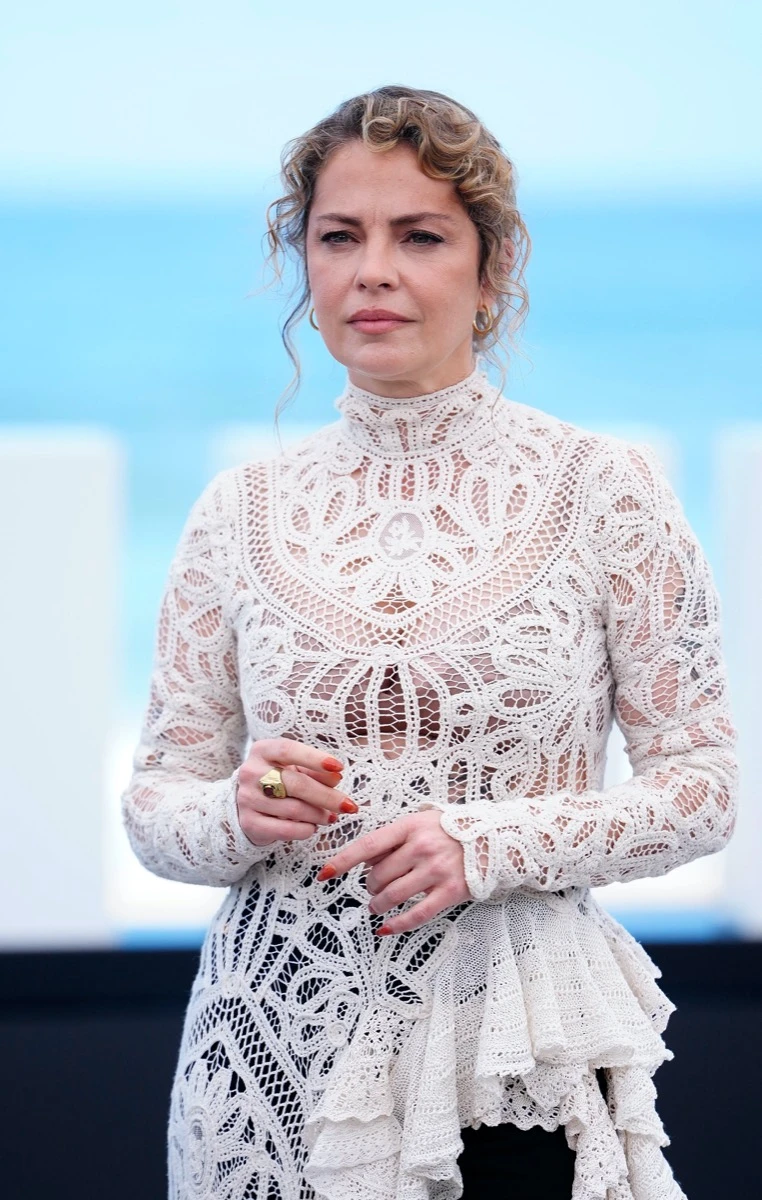 Dolores Fonzi llevó el encaje de una forma inesperada en San Sebastián