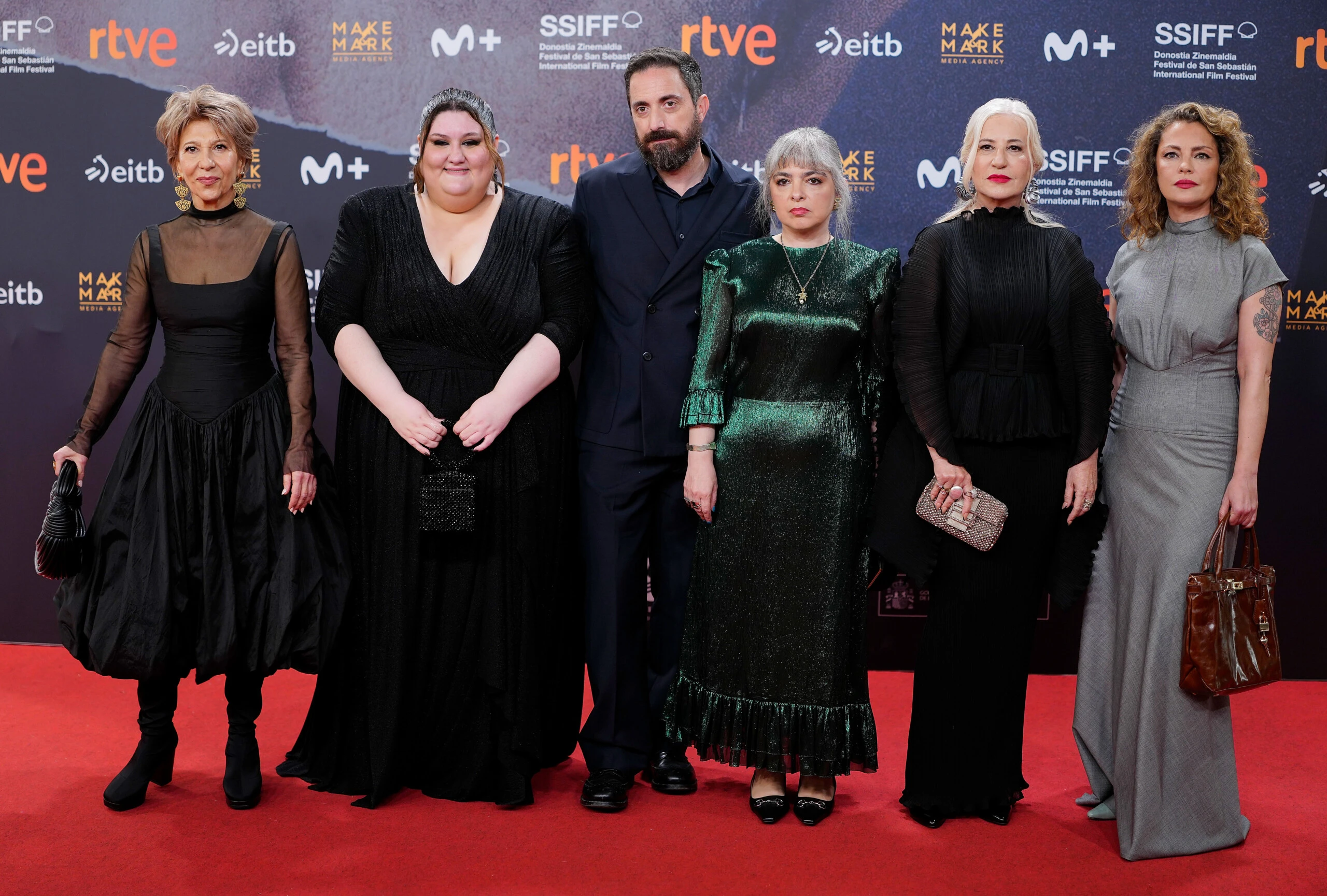 Alejandra Flechner, Carolina Álvarez, Pablo Larraín, Mariana Enriquez,  Mercedes Morán y Dolores Fonzi,  en la red carpet de San Sebastián presentando "Mis muertos tristes". 