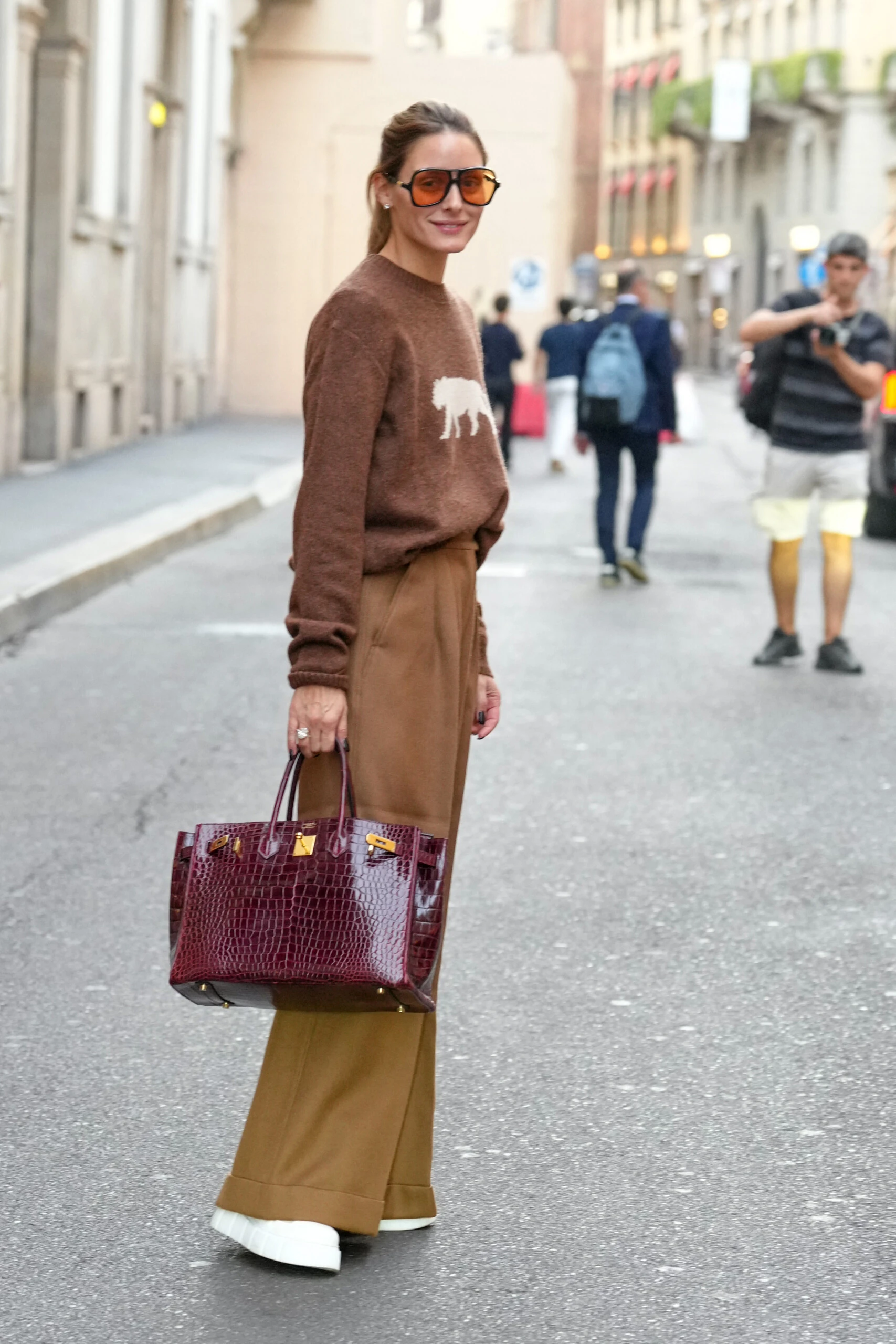 Olivia Palermo y su look súper chic con zapatillas.