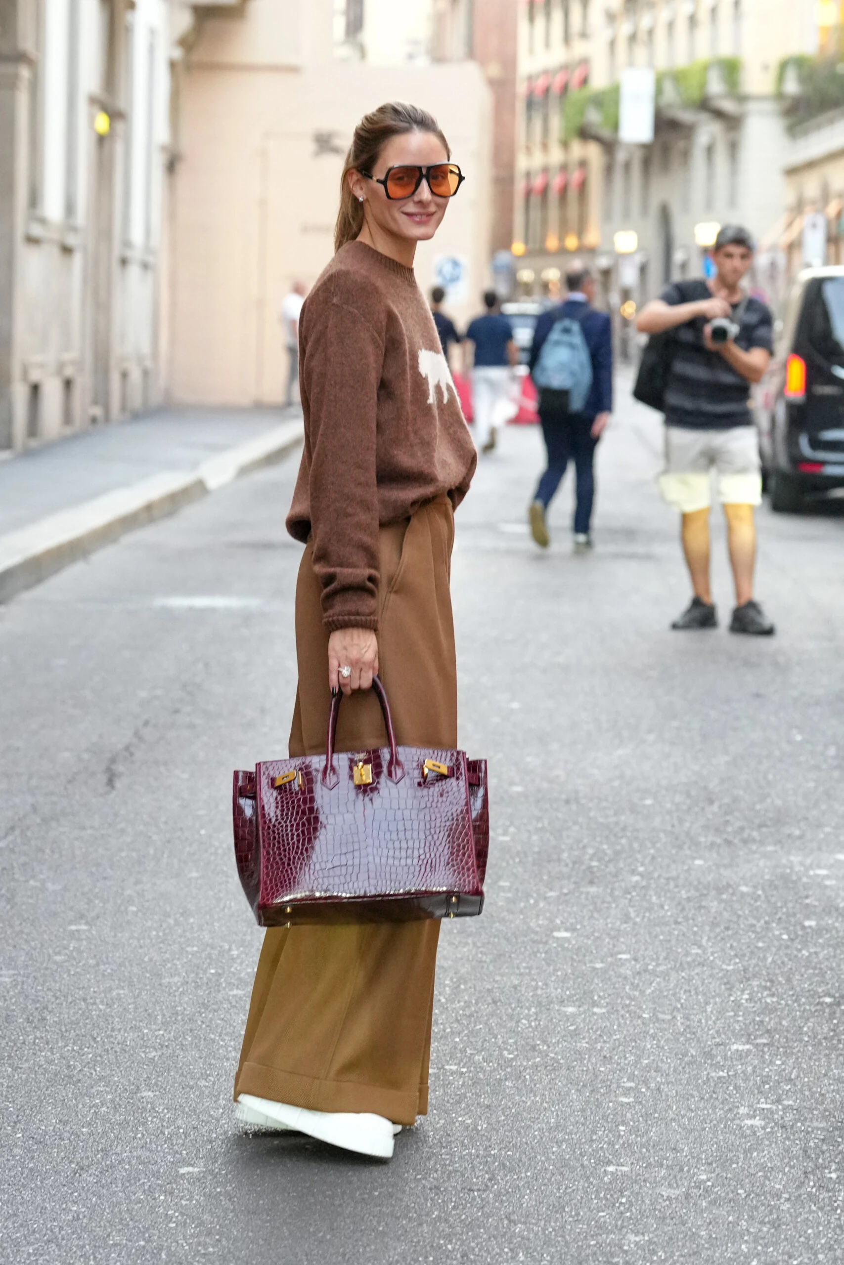 Olivia Palermo y su look súper chic con zapatillas.