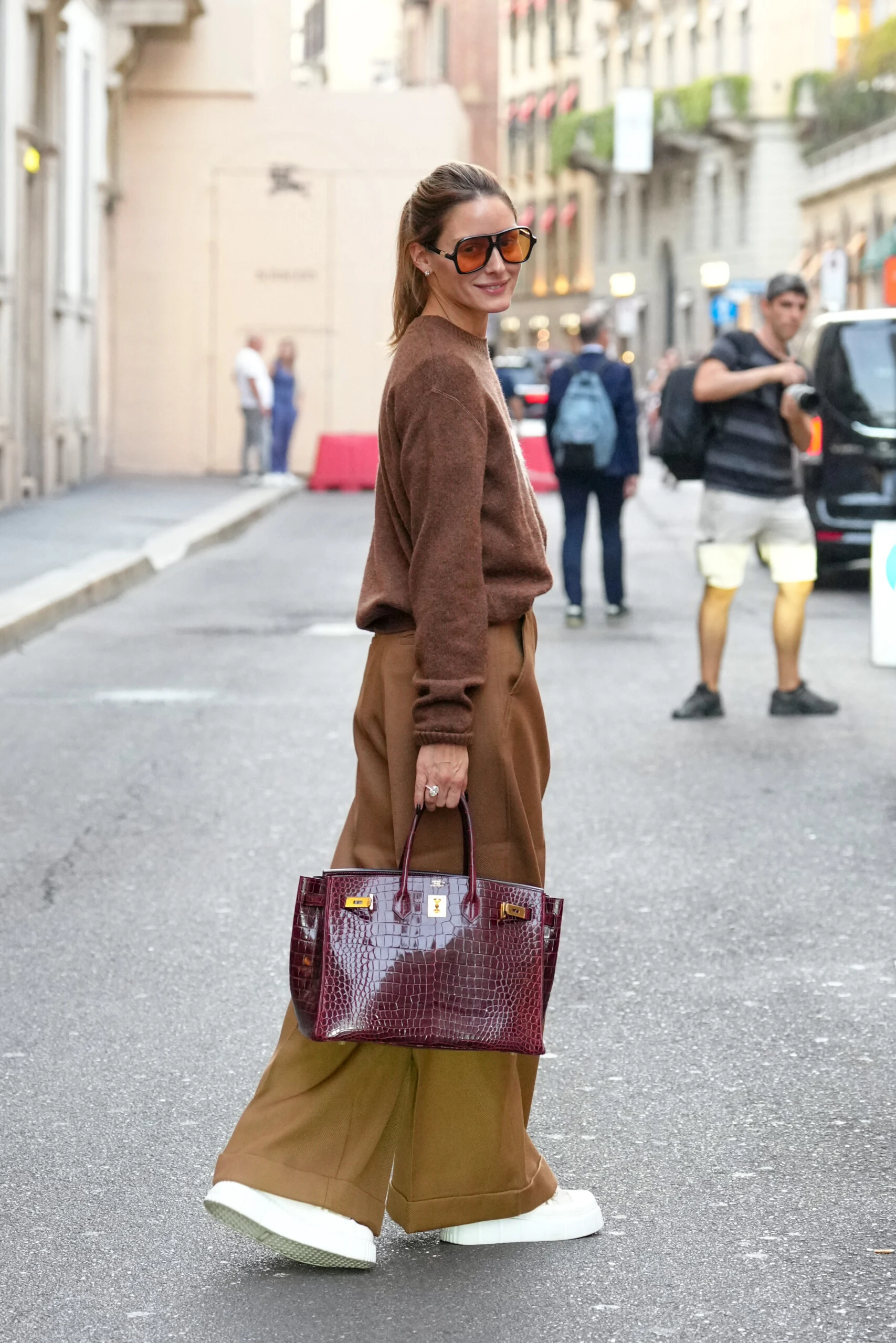 Olivia Palermo y su look súper chic con zapatillas.