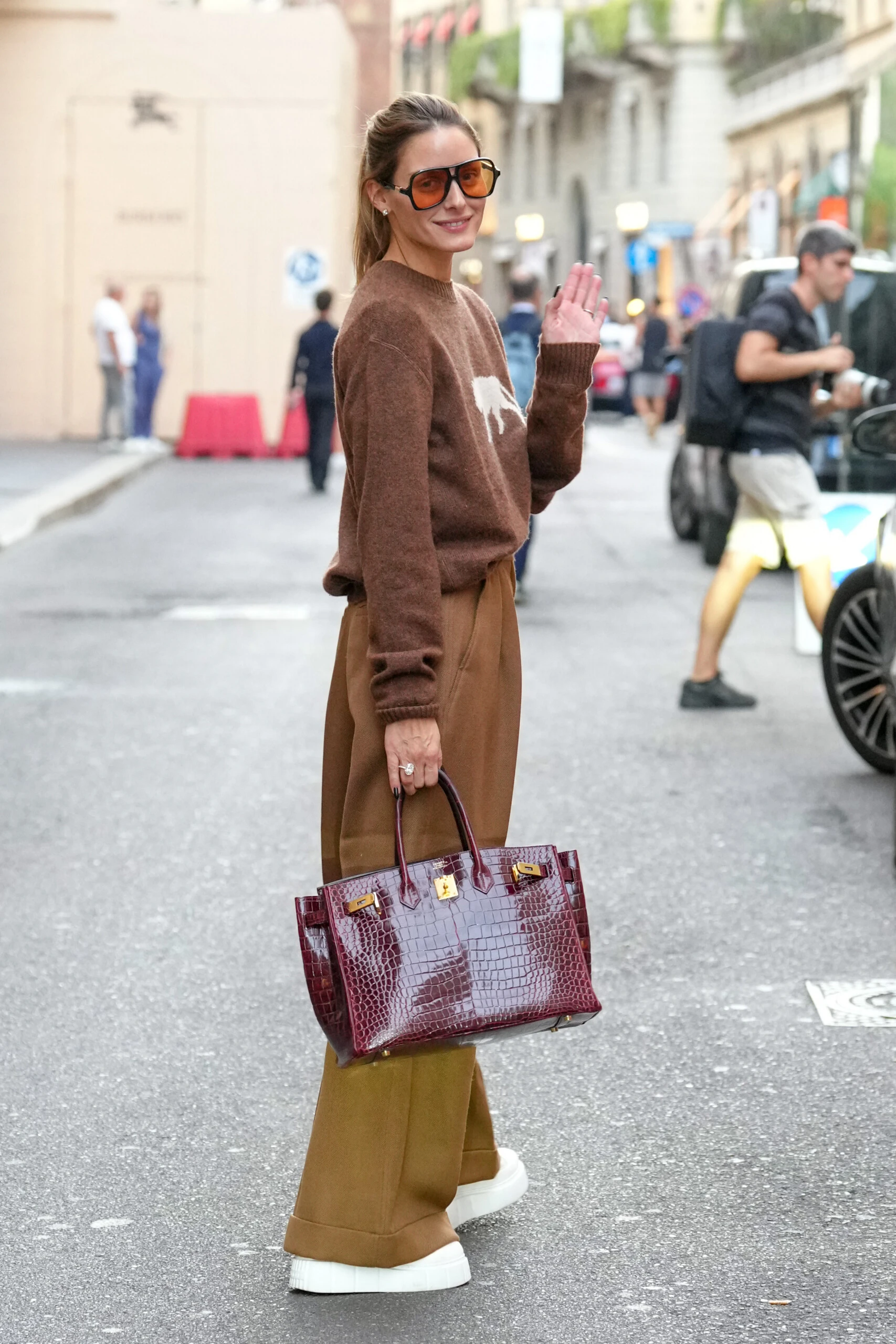 Olivia Palermo y su look súper chic con zapatillas.