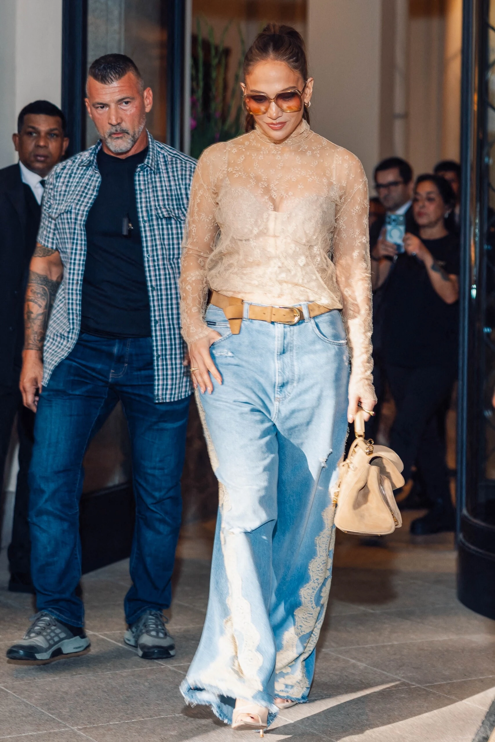 Jennifer Lopez tiene los jeans que se vienen: amplios, rotos y con un detalle inesperado