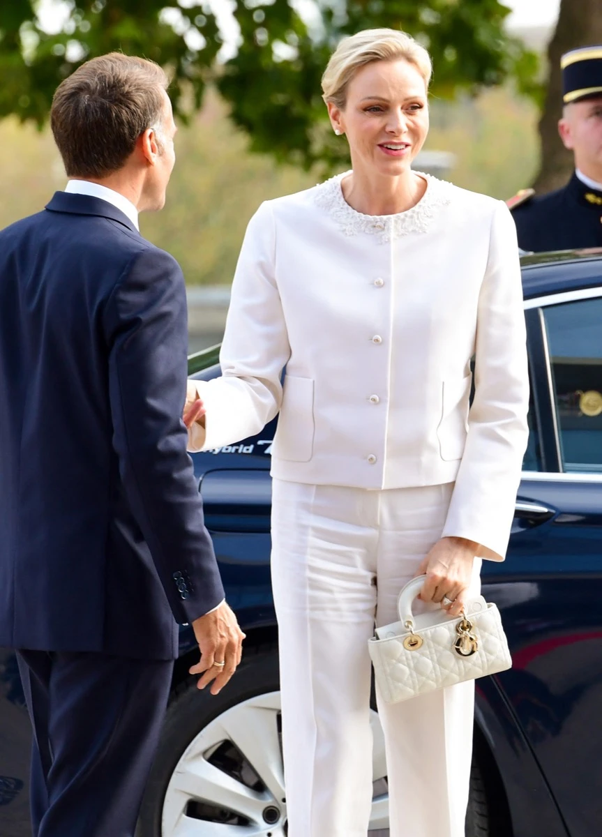 Charlene de Mónaco y el privilegio del blanco: su look Dior ante el Papa León XIV