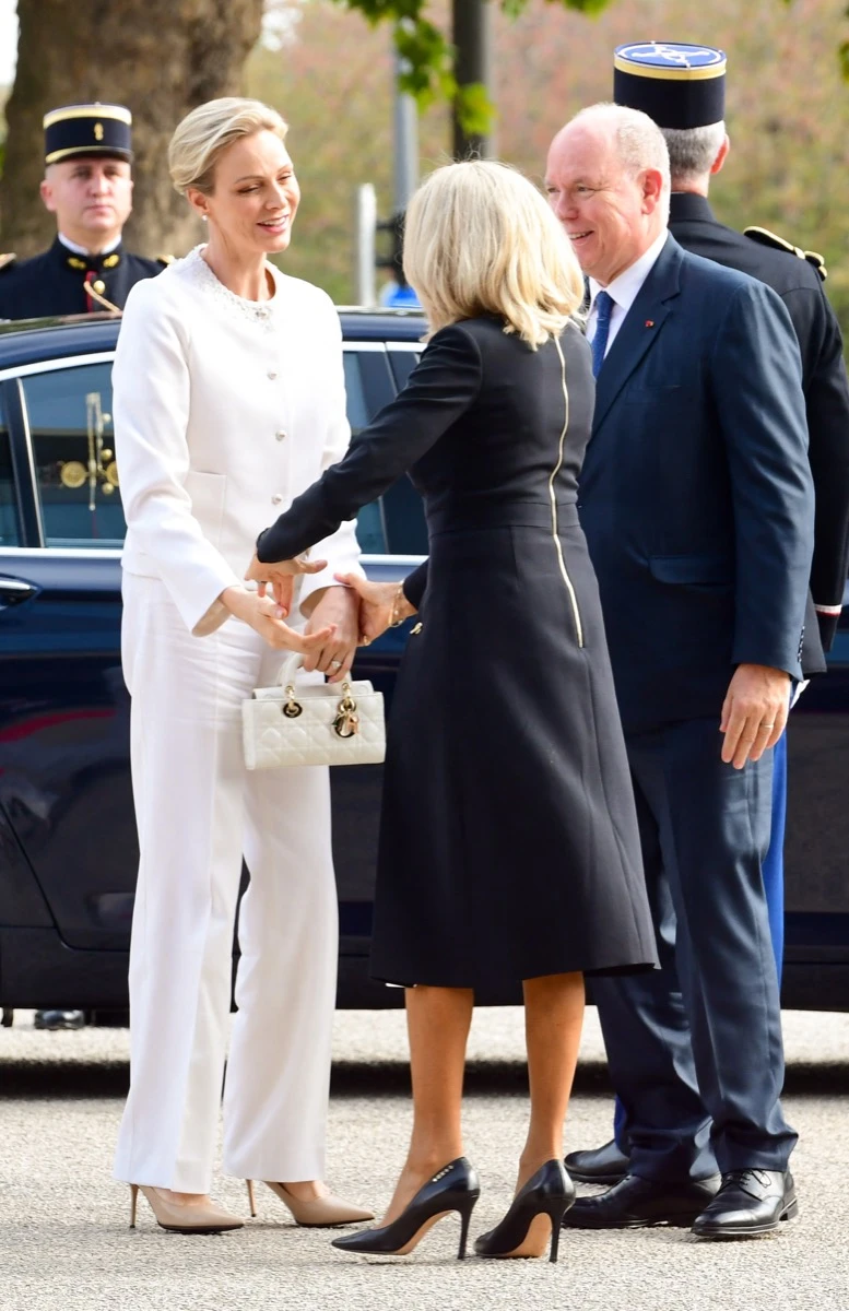 Charlene de Mónaco y el privilegio del blanco: su look Dior ante el Papa León XIV