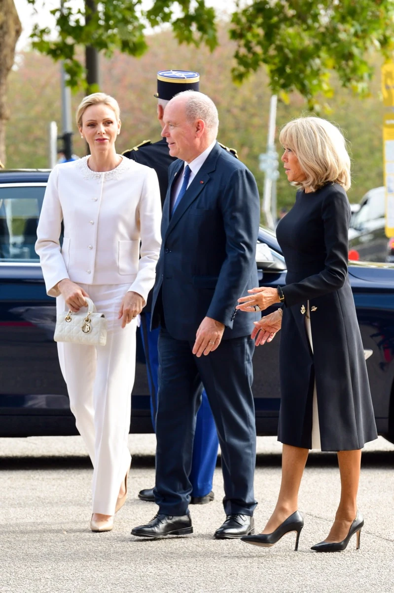 Charlene de Mónaco y el privilegio del blanco: su look Dior ante el Papa León XIV