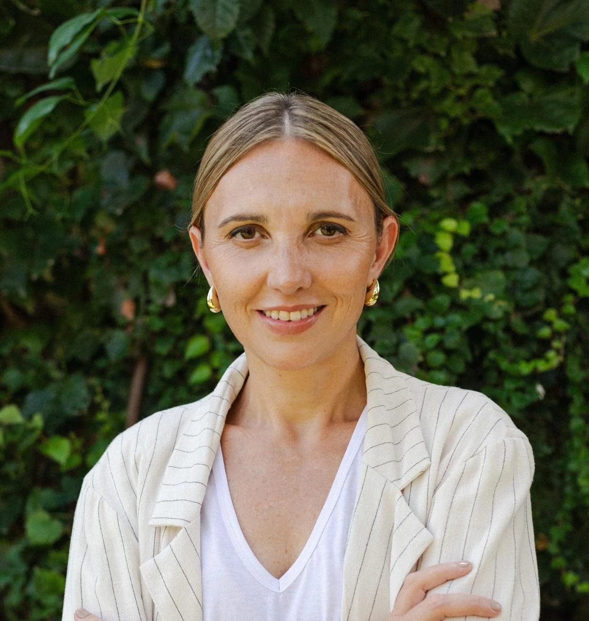 la arquitecta Paola Cena, especialista en Salud Geoambiental y Arquitectura Integrativa, con formación en Biohabitabilidad, Geobiología, Feng Shui, Biodecodificación ambiental y Bioenergética.