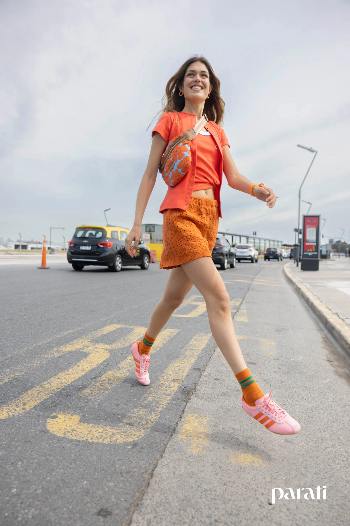 Remera de jersey con botones y musculosa de @guillerminaregalado, short tejido de hilo de @ayfidela, zapatillas Tokio rosa de @adidasar, medias de @cherrypicker.ar, pañuelo anudado en la muñeca de @giesso, riñonera estampada de @ayfidela y aros de arcilla polimérica de @kalina_arg.