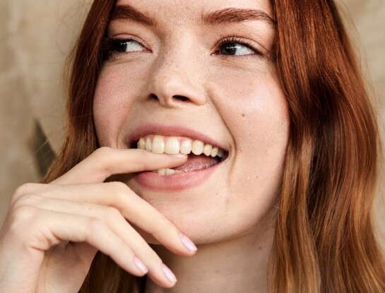 Qué le puede hacer a tus dientes morderte las uñas