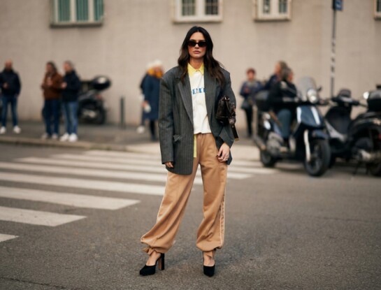 Alerta tendencia: así se lleva el dúo de remera con logo y blazer que te resuelve todo el guardarropa en primavera