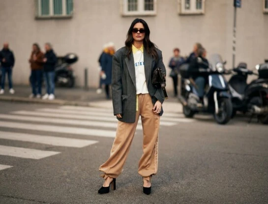 Alerta tendencia: así se lleva el dúo de remera con logo y blazer que te resuelve todo el guardarropa en primavera