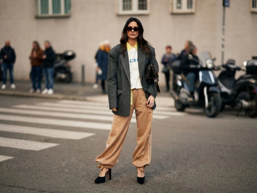 Alerta tendencia: así se lleva el dúo de remera con logo y blazer que te resuelve todo el guardarropa en primavera