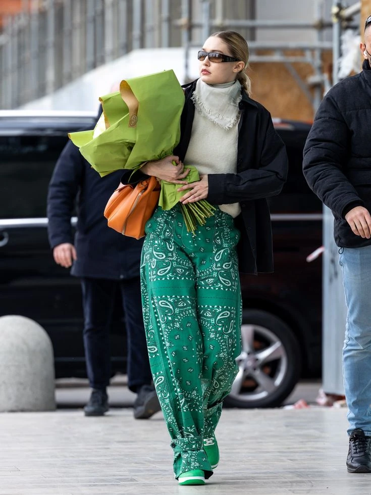 Estampado bandana: cómo llevar la tendencia que llega a las prendas esta primavera