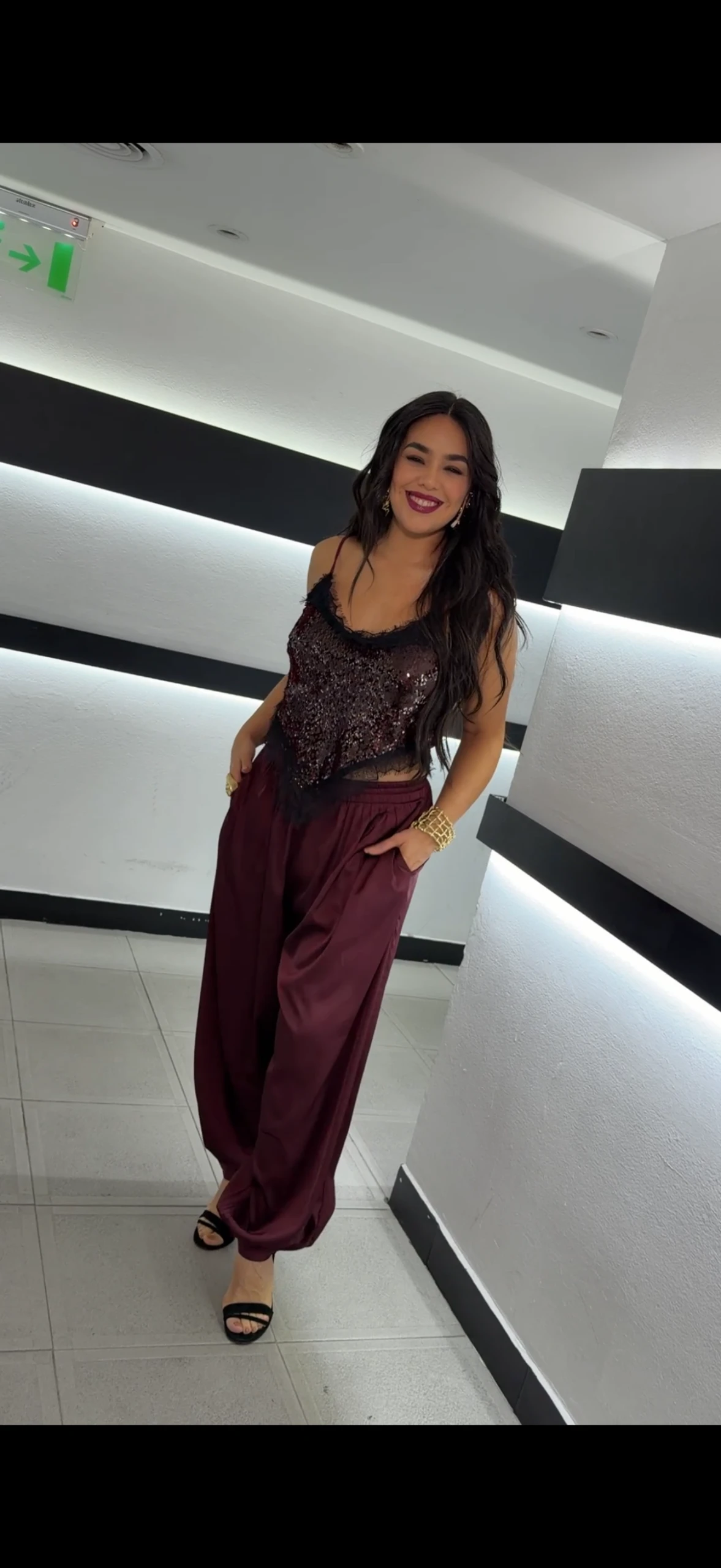 El look de Ángela Leiva en tono burgundy.