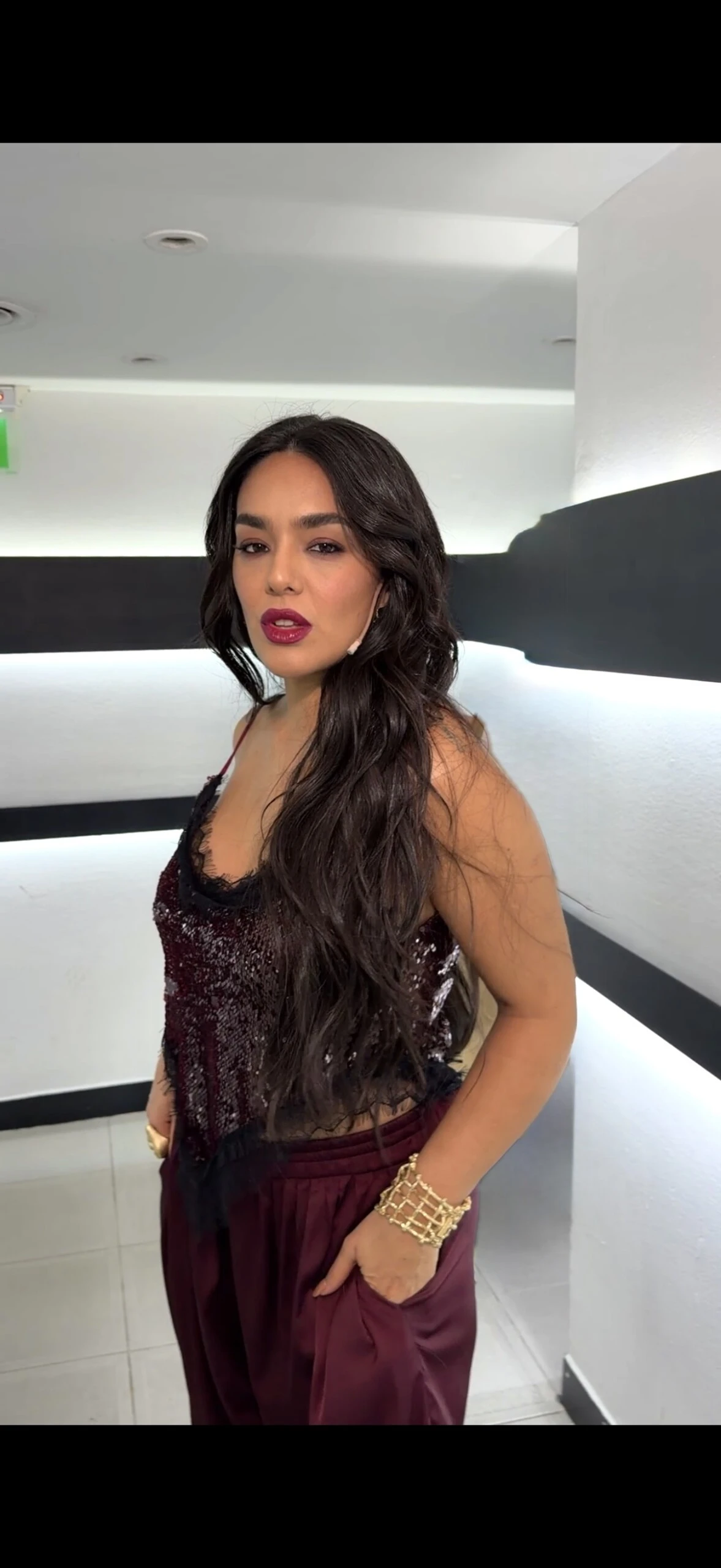 El look de Ángela Leiva en tono burgundy.