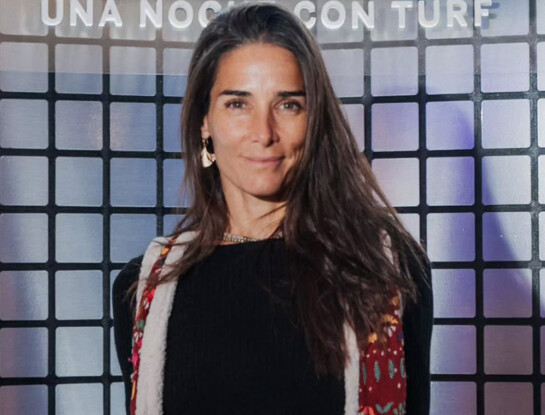 Juana Viale y el chaleco folk que transformó su look total black para ir a un concierto de Turf