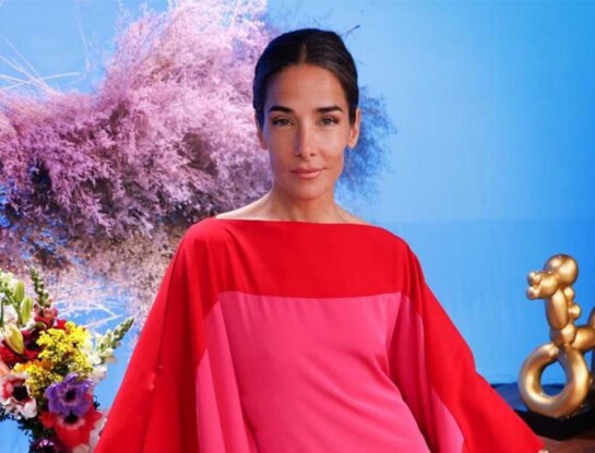 Juana Viale causó impacto en la mesaza con un look color block: llevó una túnica en rojo y fucsia de Eva Bomparola