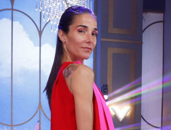 Juana Viale llevó un sofisticado conjunto rojo de crepe de seda de Evangelina Bomparola en la mesaza de este domingo