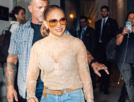 Jennifer Lopez tiene los jeans que se vienen: amplios, rotos y con un detalle inesperado