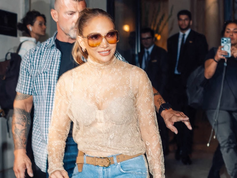 Jennifer Lopez tiene los jeans que se vienen: amplios, rotos y con un detalle inesperado