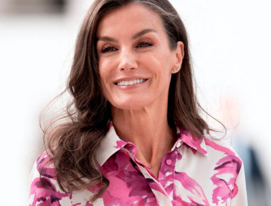 La reina Letizia anticipó la primavera con un vestido floral de Carolina Herrera y sus zapatos más cómodos