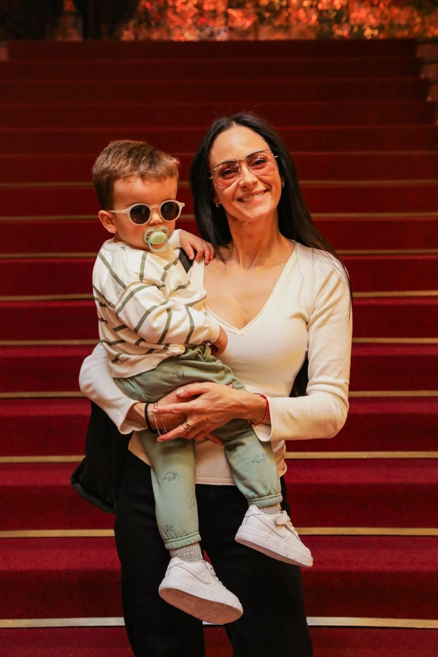 La periodista Gabriela Sobrado y su pequeño hijo Theo