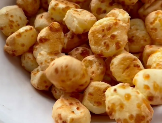 Pochoclos de queso: el delicioso snack sin harina que se prepara con 4 ingredientes