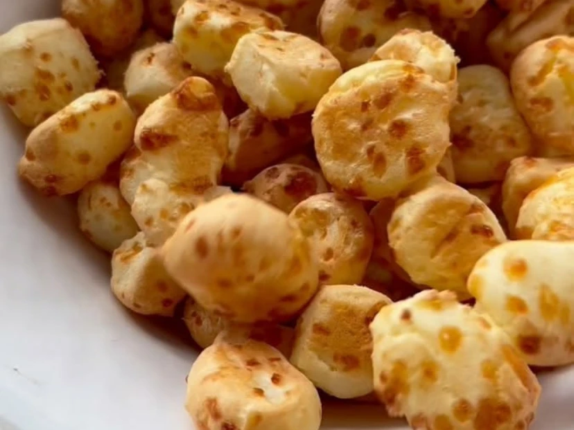 Pochoclos de queso: el delicioso snack sin harina que se prepara con 4 ingredientes