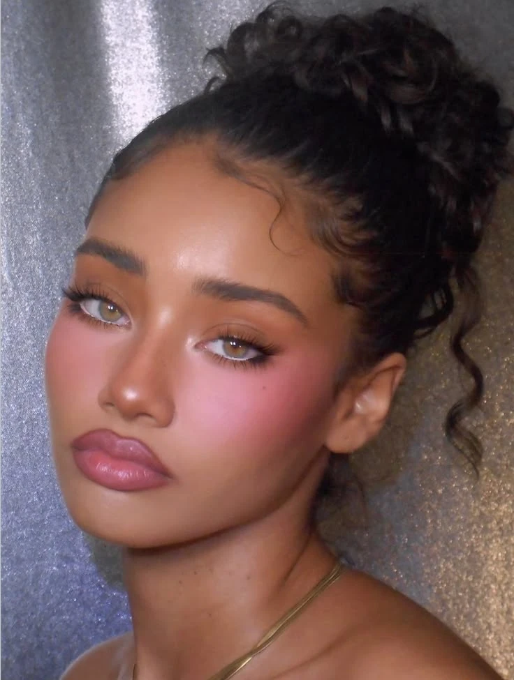 Piel jugosa, rubor extendido y sombras pastel: el maquillaje que define la temporada