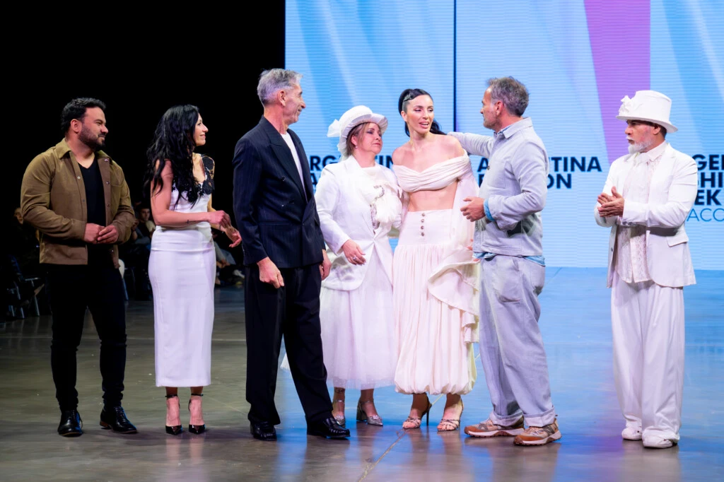 María José Leiva junto a diseñadores