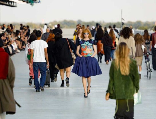 Moschino primavera 2027: el debut de Loris Messina y Simone Rizzo revela una nueva forma de entender la extravagancia