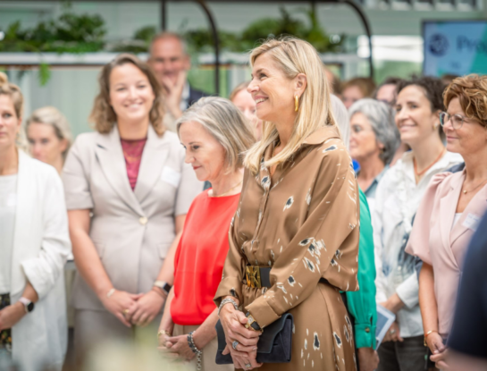 Máxima lleva el conjunto estampado que es tendencia y confirma una de las fórmulas de moda de 2026