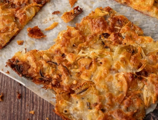 Milhojas crujiente de papa, cebolla y queso: la guarnición dorada que te salva cualquier menú