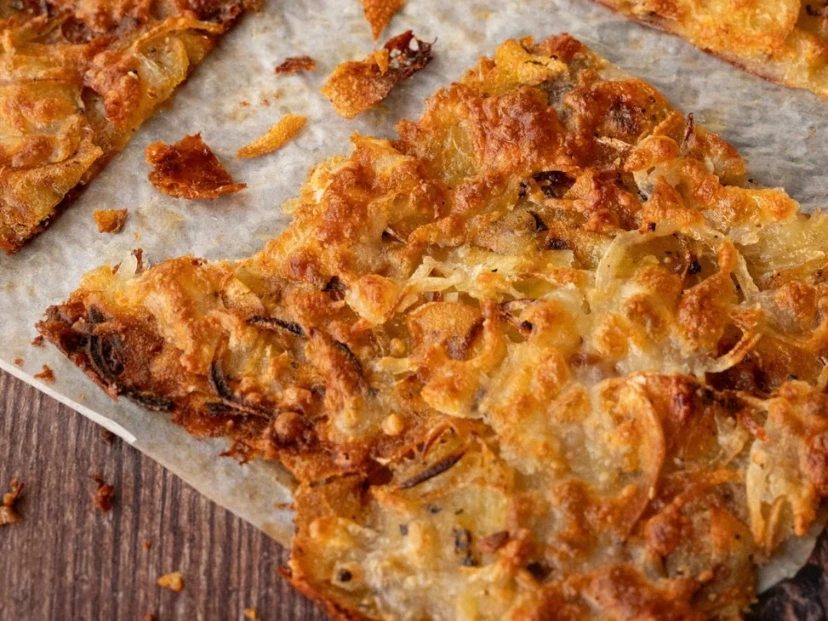 Milhojas crujiente de papa, cebolla y queso: la guarnición dorada que te salva cualquier menú