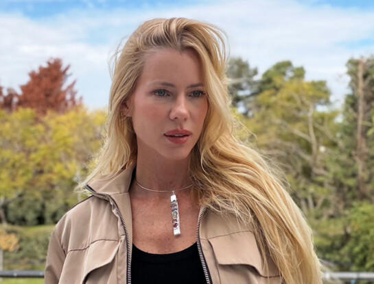 Nicole Neumann se animó al pantalón parachute en clave utilitaria: así se lleva la tendencia esta primavera