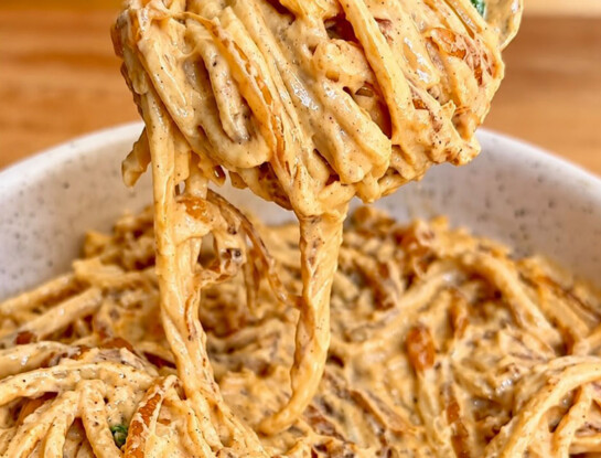 Pasta cremosa de cebolla caramelizada: la receta fácil y nutritiva para resolver la cena en pocos minutos