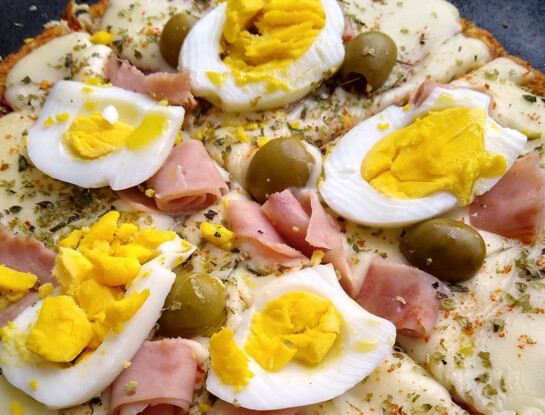 Pizza de avena en sartén: la receta fácil, rápida y proteica para una comida sin horno