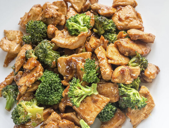 Pollo salteado con brócoli y huevo: la receta fácil que se prepara en pocos minutos en una sola sartén