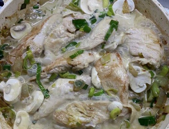 Pollo cremoso con champiñones y verdeo: la receta fácil y proteica para una cena rápida