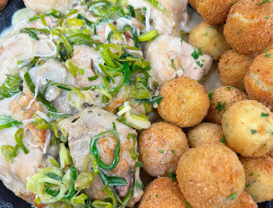 Pollo con salsa de puerro y papas noisette crocantes: la receta ideal para un almuerzo de domingo