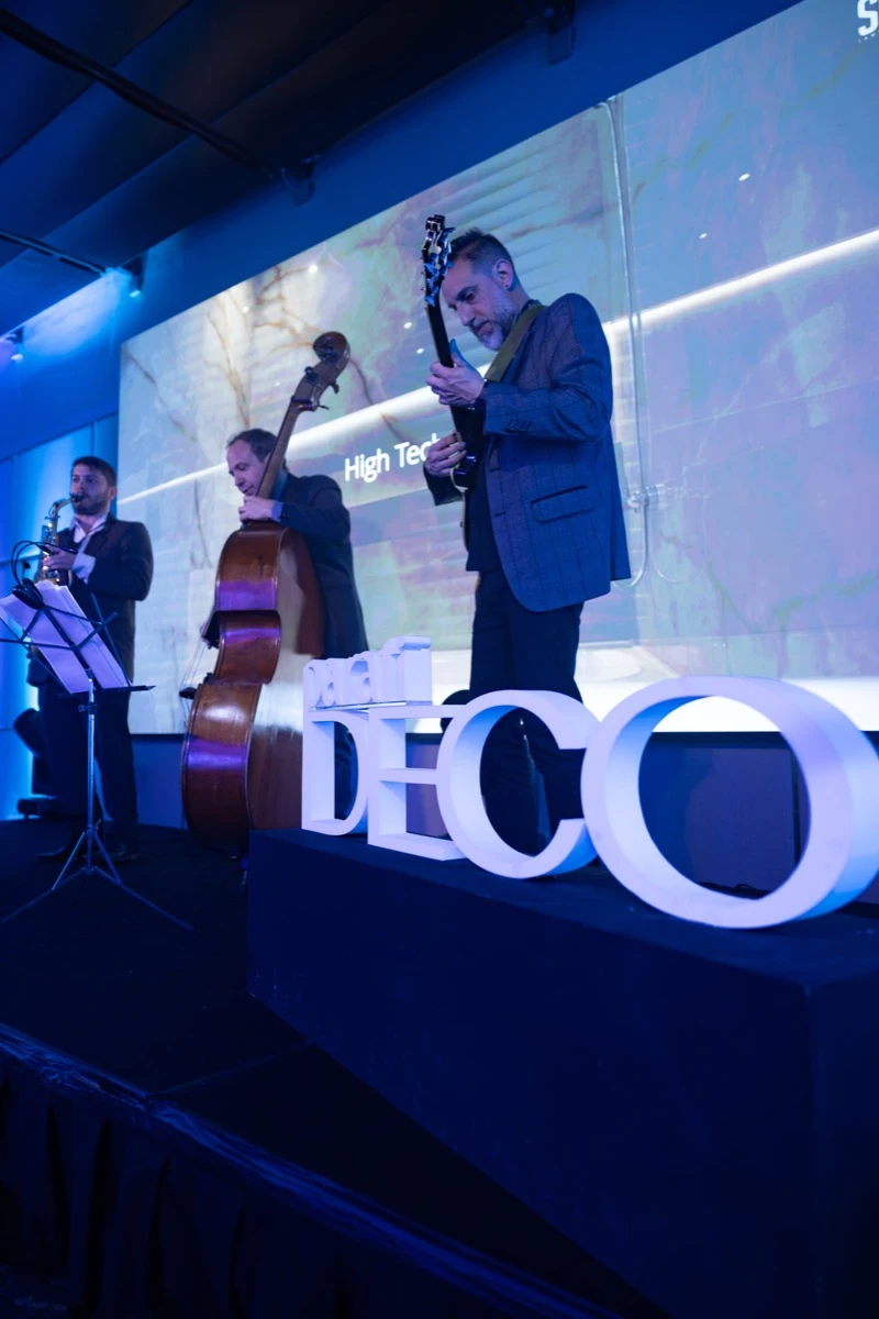 Un trío de jazz sobre el escenario del Grand Hotel Recoleta.