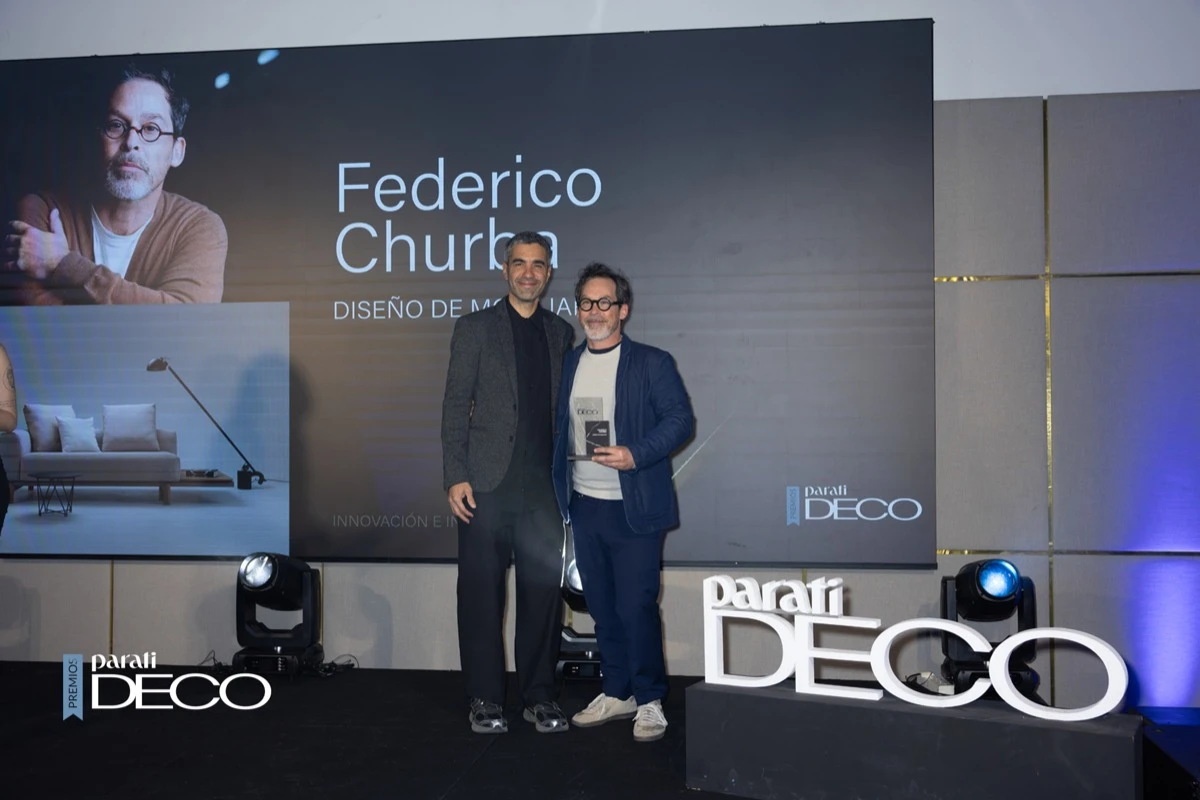 Carlos Genoud entrega el premio a Federico Churba.