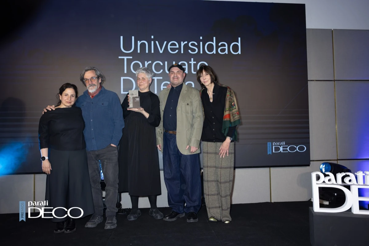 Licenciatura en Diseño de la Universidad Torcuato Di Tella (entregan Laura Ocampo, presidenta DArA/Diseñadores Asociados de la República Argentina, y José Luis Zacarías Otiñano, secretario de la comisión Directiva de DArA / recibe Marta Almeida, directora de la Licenciatura en Diseño/ Escuela de Diseño Universidad Torcuato Di Tella)