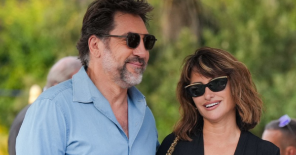 Penélope Cruz llegó a Venecia con el vestido negro y maxibolso de Chanel que definen su estilo
