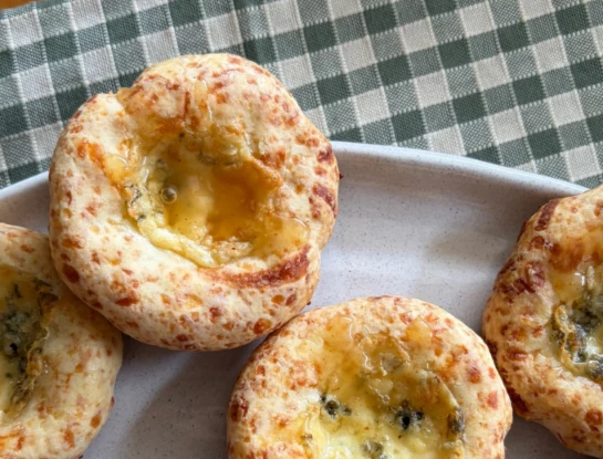 Pepas de chipá y queso azul: la reversión salada y crocante para el mate o la picada