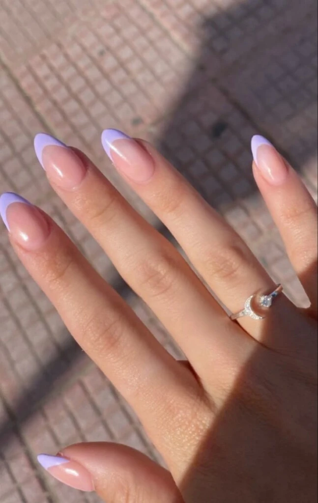 Uñas lavanda milky: la tendencia noventosa que dominará la primavera