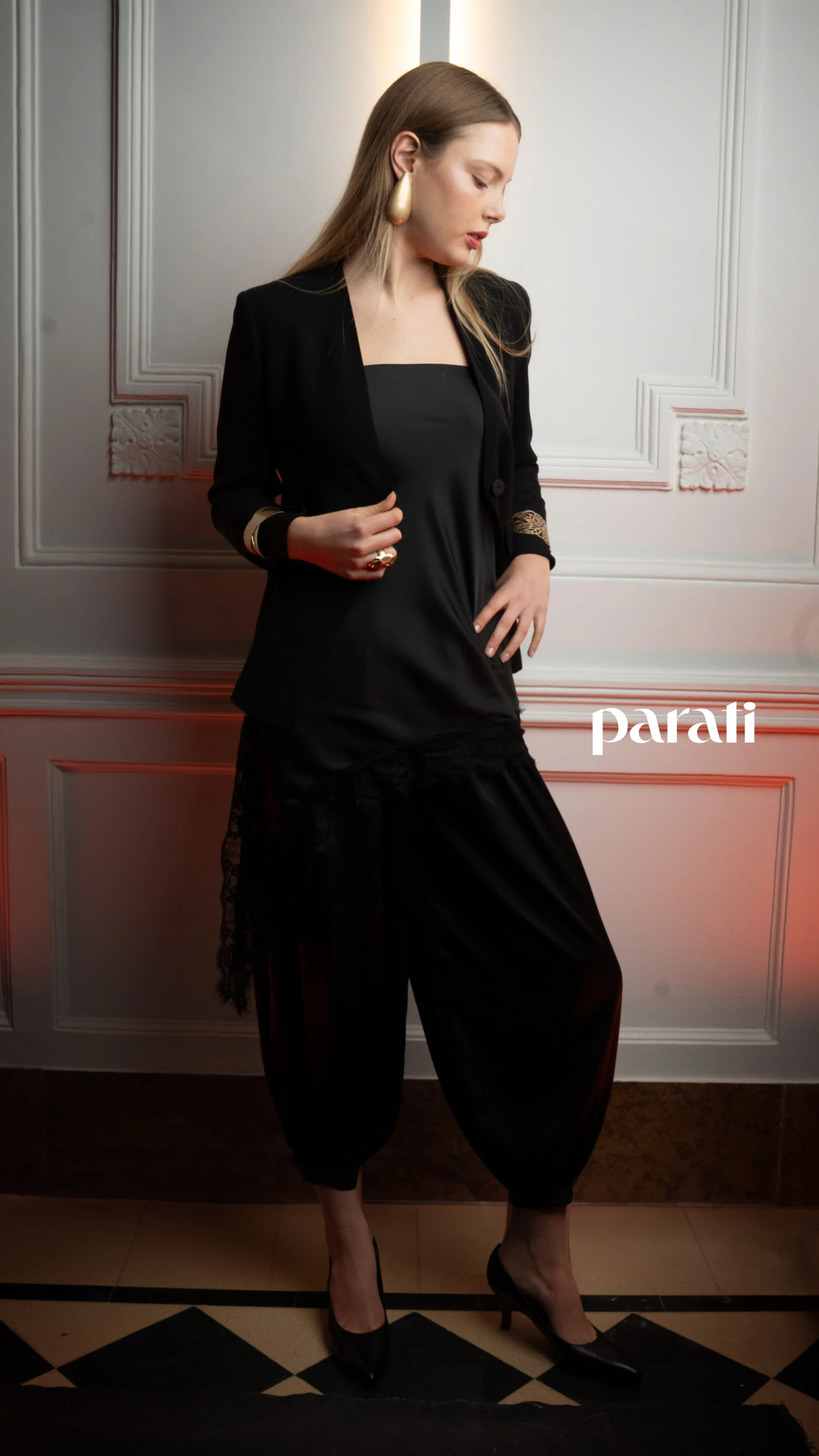 Blazer sin solapa, top strapless irregular con detalle de encaje y pantalón babucha @shibinda. Stilettos de cuero @oggizapatos. Aros, brazaletes y anillo @lunagarzonaccesorios